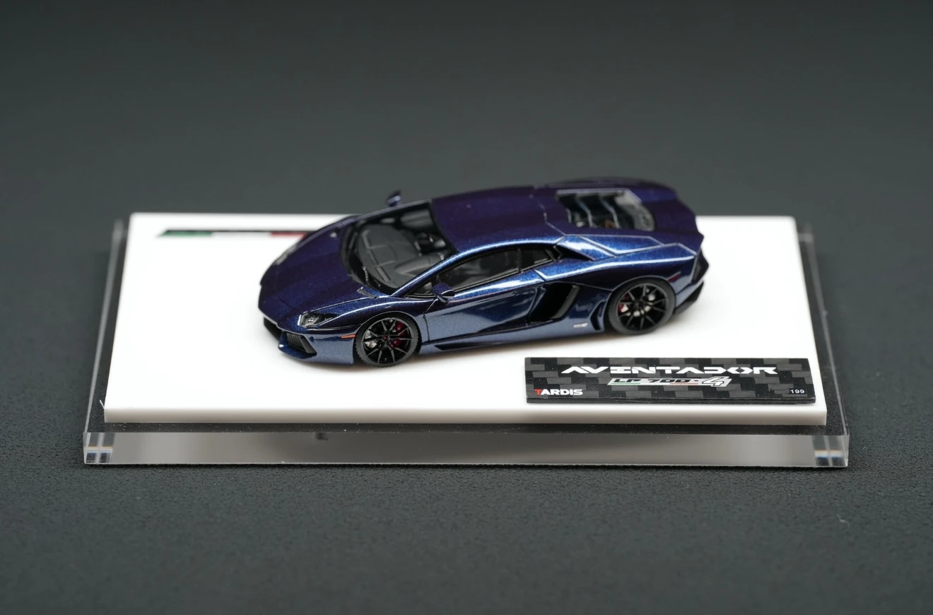 Tardis 1:64 AVENTADOR LP700-4 Modello pressofuso in resina per auto in edizione limitata