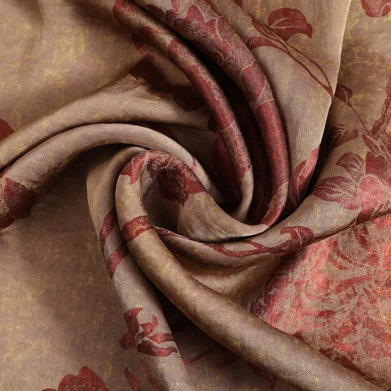 

Ткань жаккардовая, полностью полиэстеровая, темная текстурированная, с золотистым перламутровым эффектом, для весенних и летних платьев.