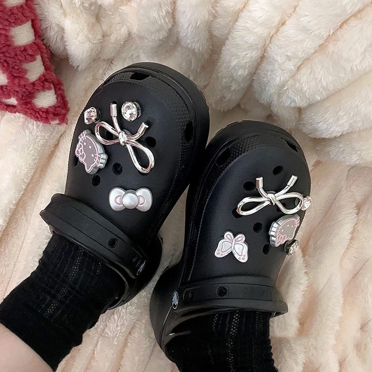 MINISO Hello Kitty ensemble de breloques de chaussures argentées décorations en plastique de dessin animé mignon pour sabots et sandales cadeau parfait pour garçon fille