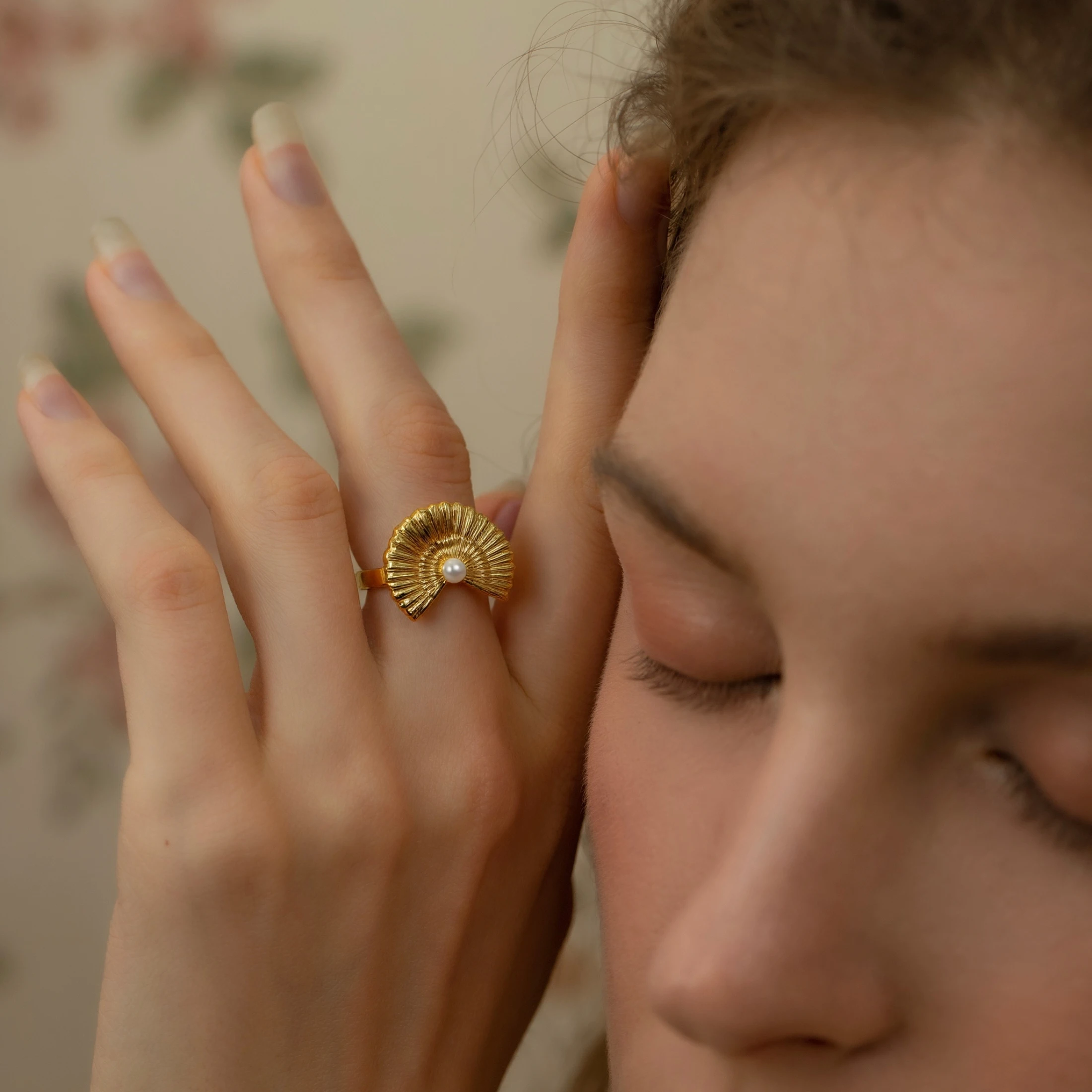 Golden Plated Fan-Shaped Open Adjustable Ring with Synthetic Pearl for Women Elegant Statement Jewelry Gift