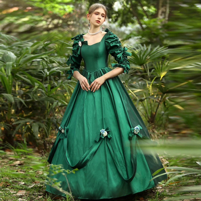 Mittelalterliches Luxus-Ballkleid im viktorianischen Stil, Vintage-Kleid aus grünem Satin mit Herzausschnitt, Perlen, Blumen, Schleifenärmeln, Rüschen und Schnürung. – Detail 3