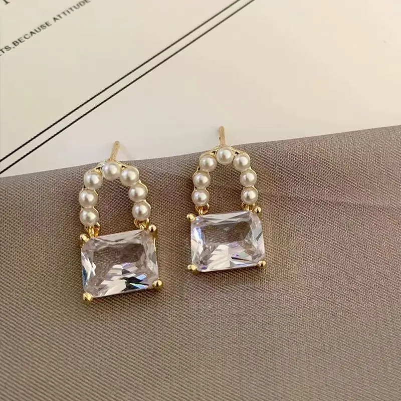 Boucles d'oreilles pendantes en forme de sac à main pour femmes, Mini Imitation de perles carrées, strass, tendance, bijoux de fête élégants