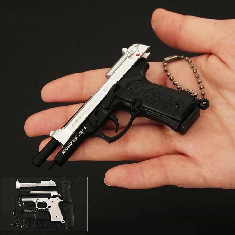 1PC NEW 1: 3 Mini Bereta M92A1 Detachable Toy Keychain Alloy Pistol Pendant Creative Toys