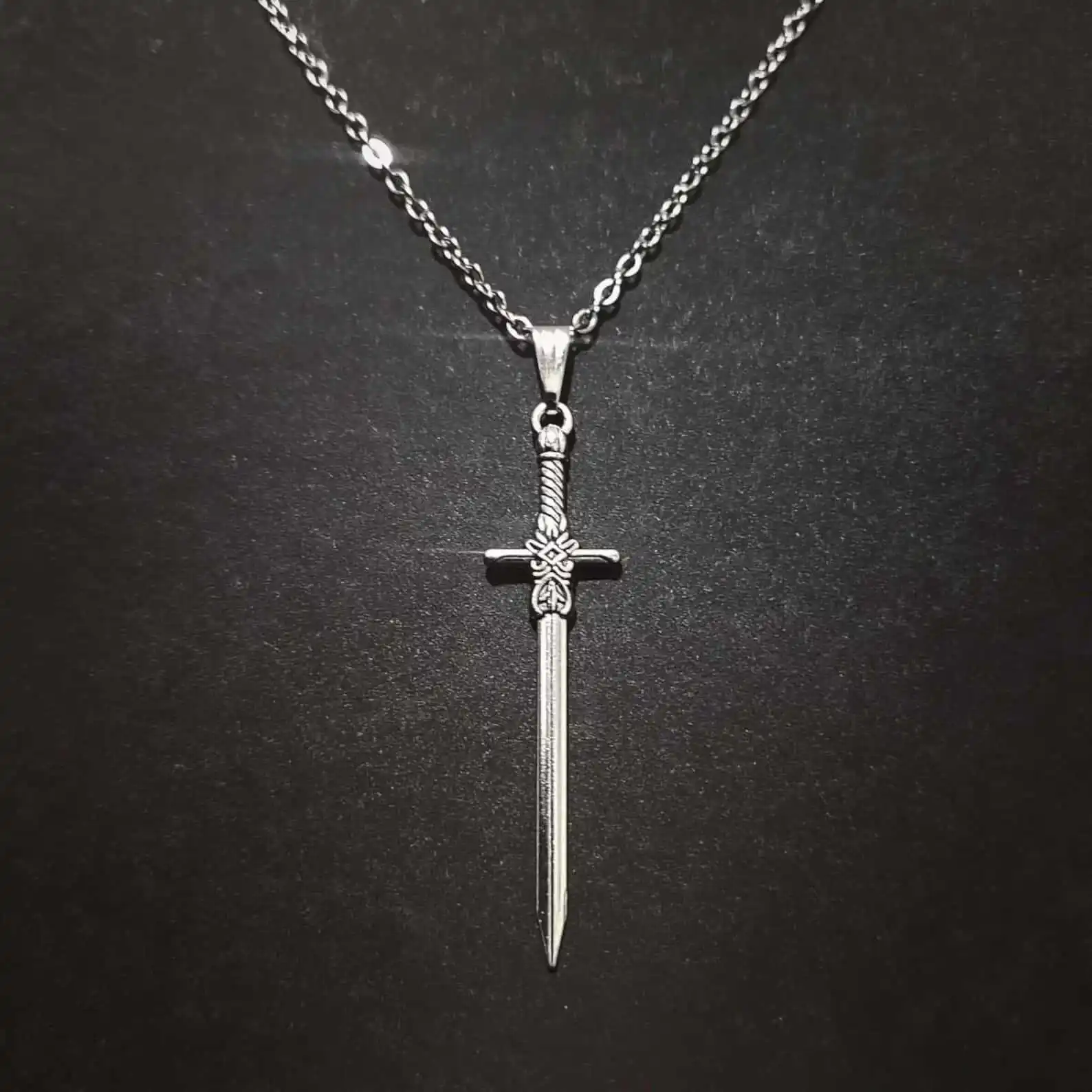 Persönlicher, exquisiter silberfarbener Messer-Schwert-Anhänger aus Edelstahl – Halskette für Damen und Herren, Gothic-Punk-Schmuck-Accessoire, Geschenk – Detail 1