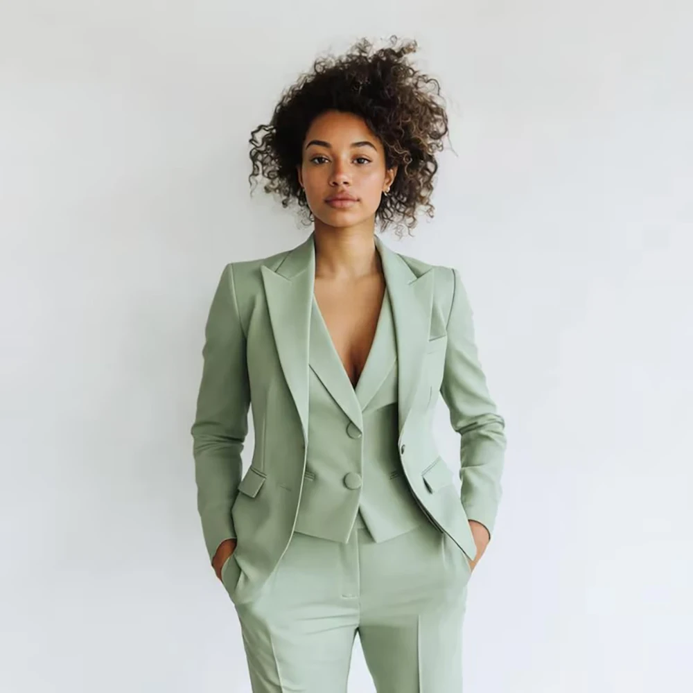 

Однотонный женский костюм-тройка с одной пуговицей: пиджак, брюки, жилет. Высококачественный офисный комплект для деловых женщин.