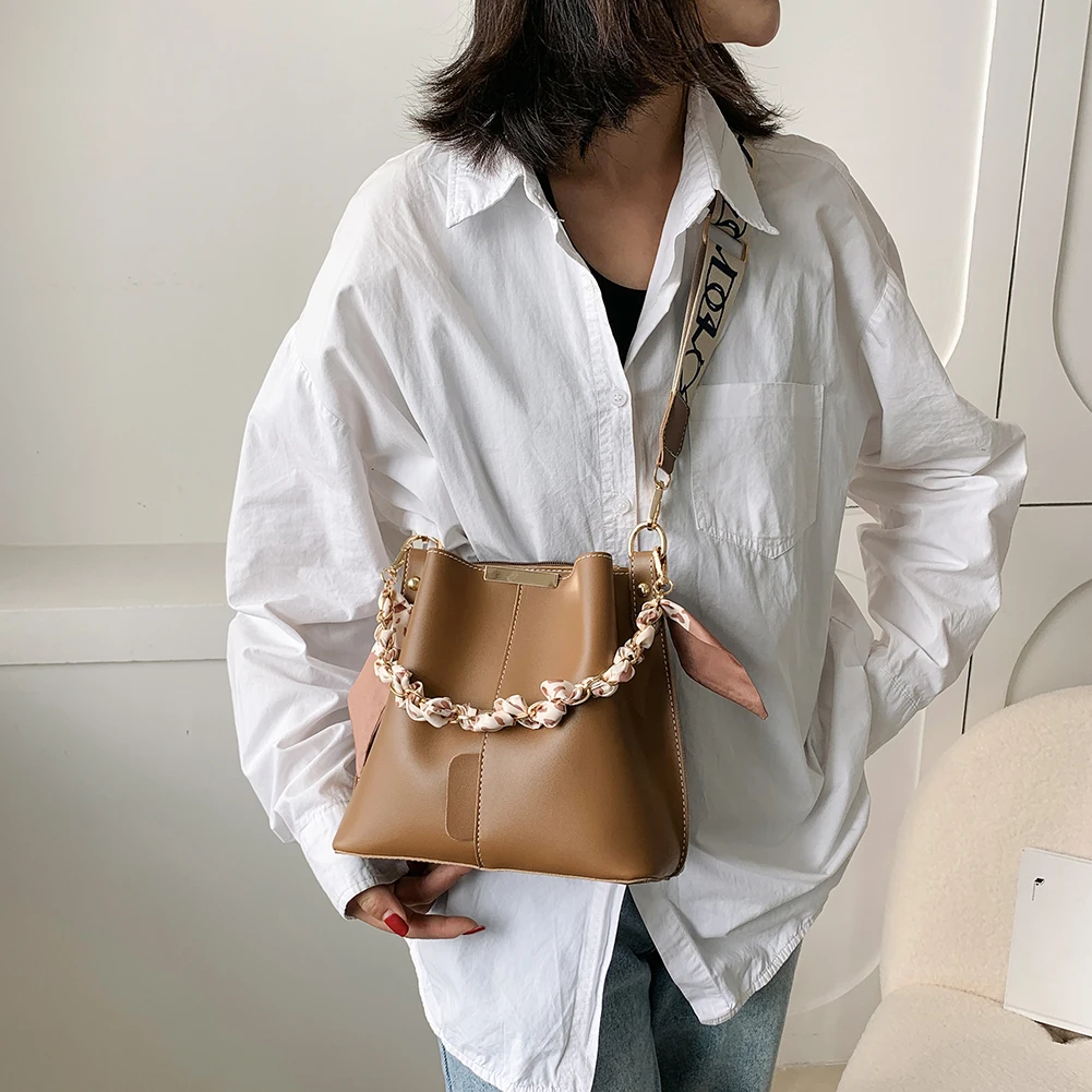 Luxury Chain Shoulder Bag PU Leather Trendy Crossbody Bag Large Capacity Fashion Handbag with Wide Strap for Women