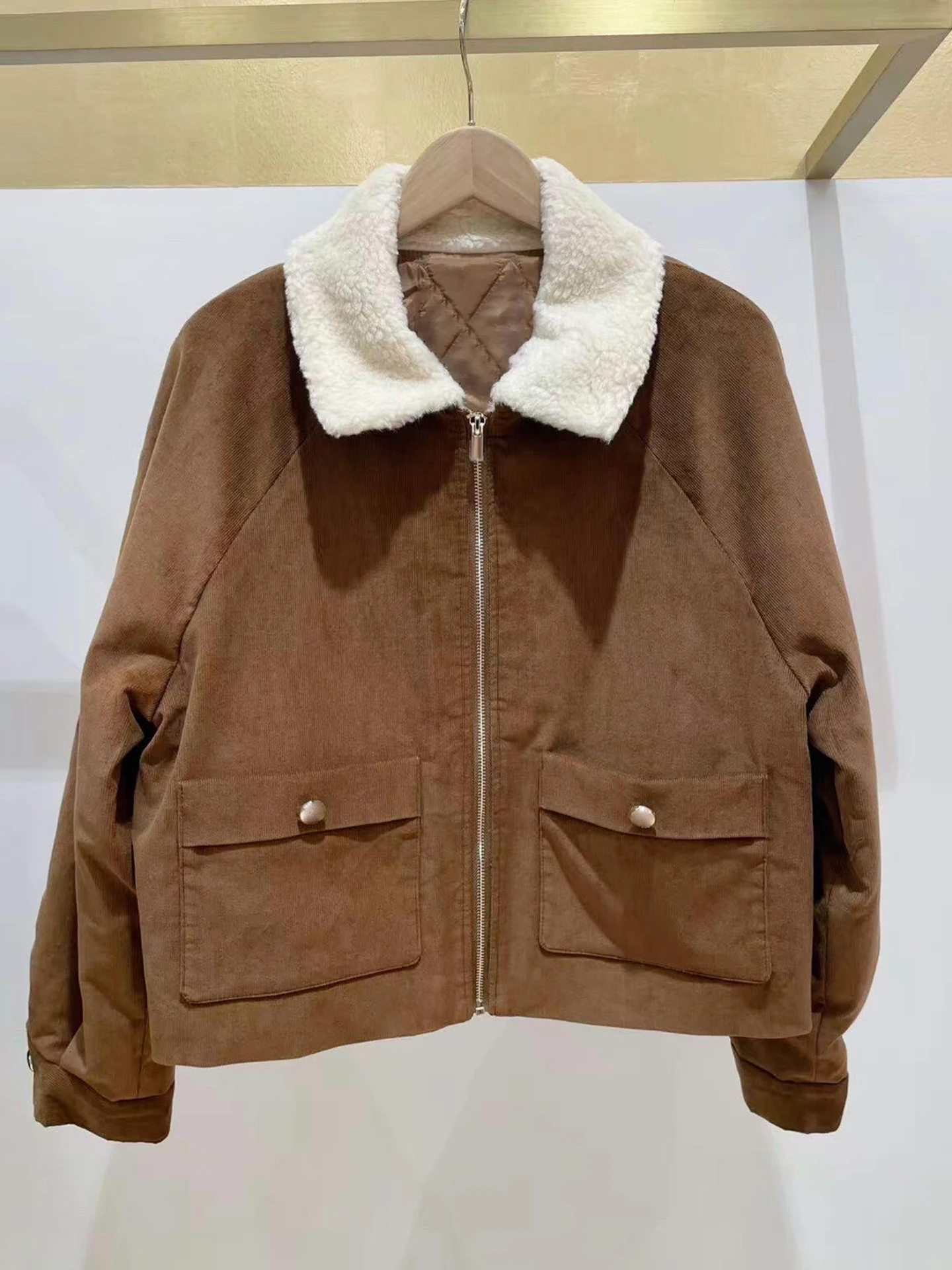 

Куртка M Home Nan You: Элитная женская модная коллекция Осень-Зима 2025, ретро-стиль, с воротником из меха Merald, хлопковая подкладка, на молнии, укороченная