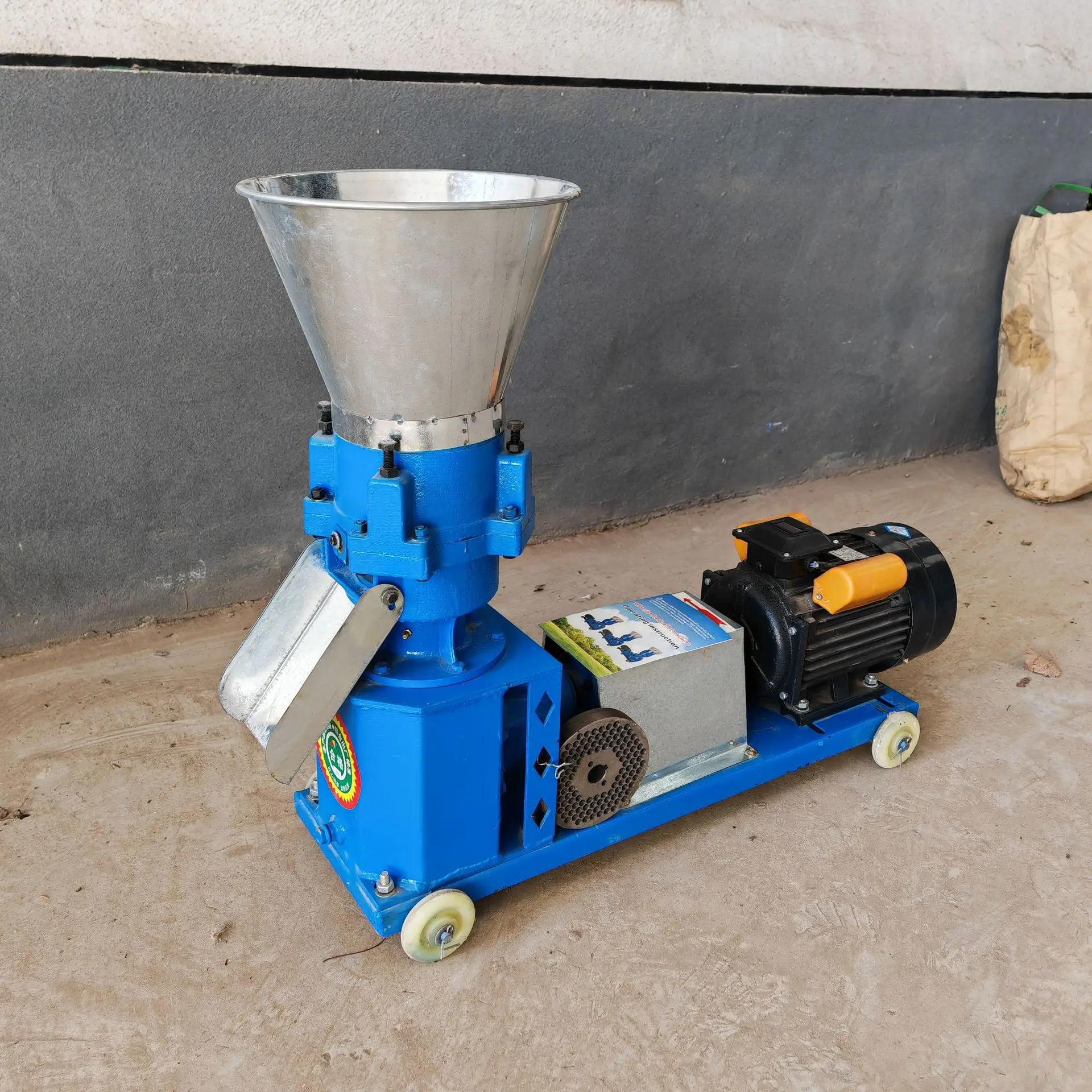 Household Poultry Feed Pelletizer for Chicken Duck Goose, Corn Straw Grass Animal Feed Granulator Machine