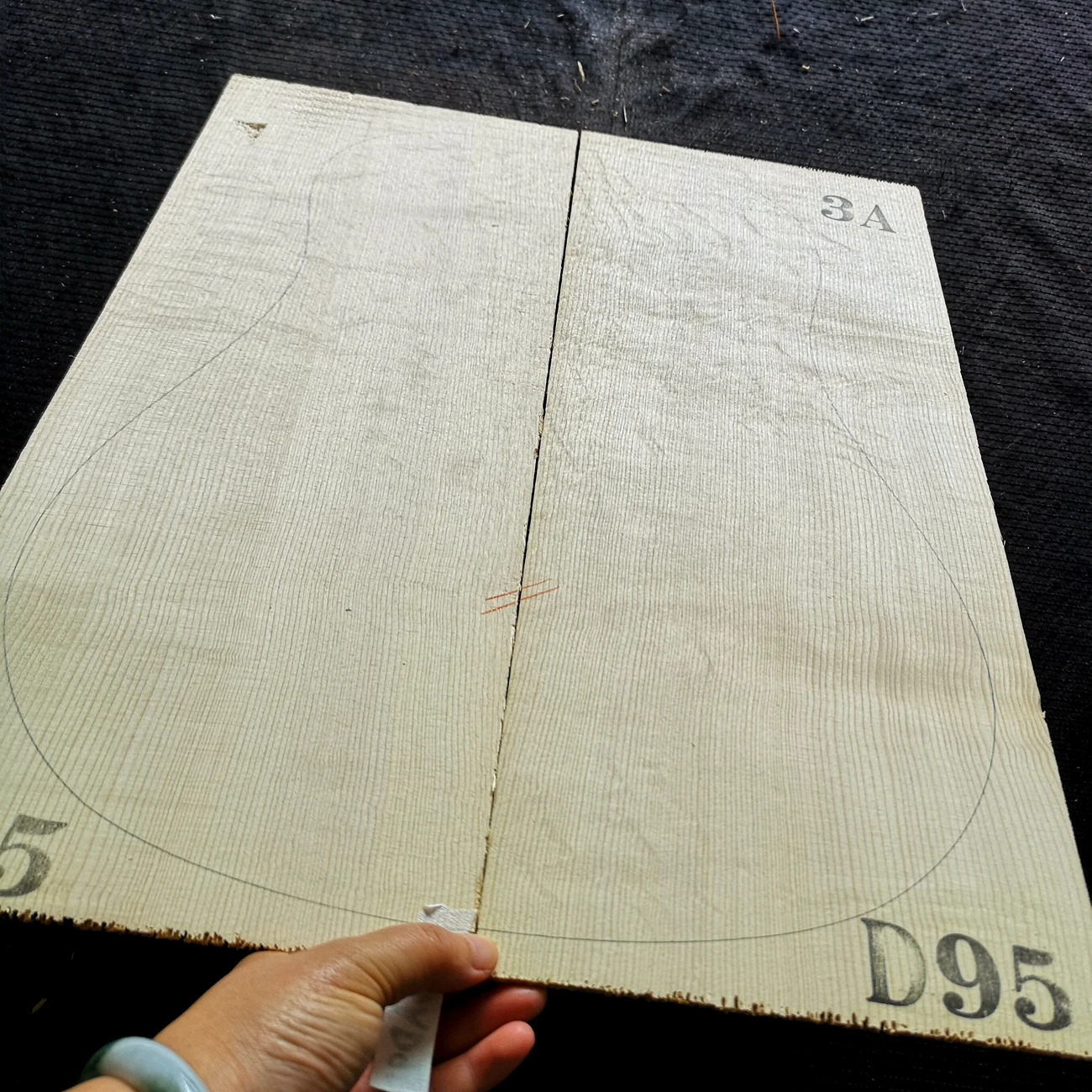 3A claw pattern German spruce veneer guitar panel bear claw pattern deshan cedar alpine spruce guitar production