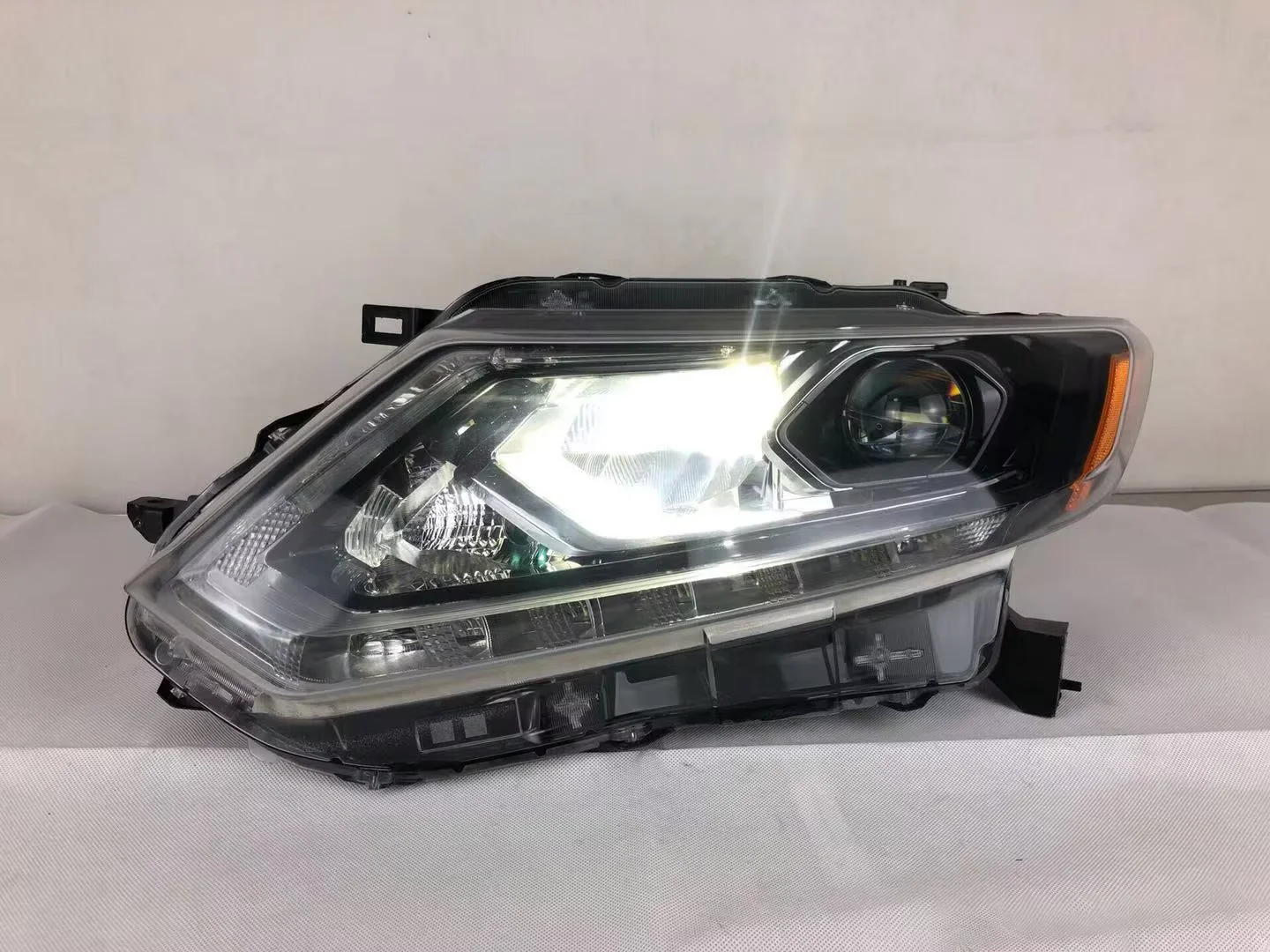 Premium 13-15 LED Headlight for Nissan X-Trail Enhanced Visibility with 6000k Color Temperature