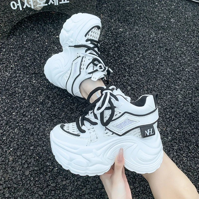 

Новые весенние женские полые кроссовки 9 см, лето 2025 года, повседневная вулканизированная обувь, дышащие сетчатые кроссовки на высокой платформе, женская обувь для папы