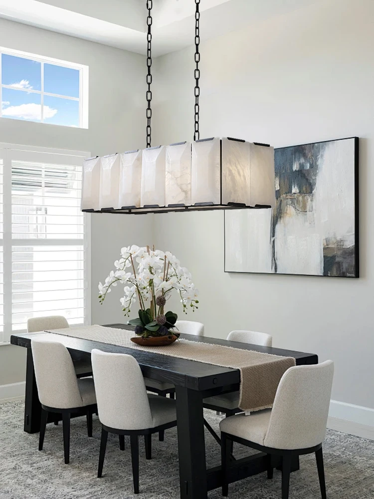 

Дизайнерские подвесные светильники для столовой 2026 года: мраморные плафоны, большие прямоугольные и круглые люстры из алебастра