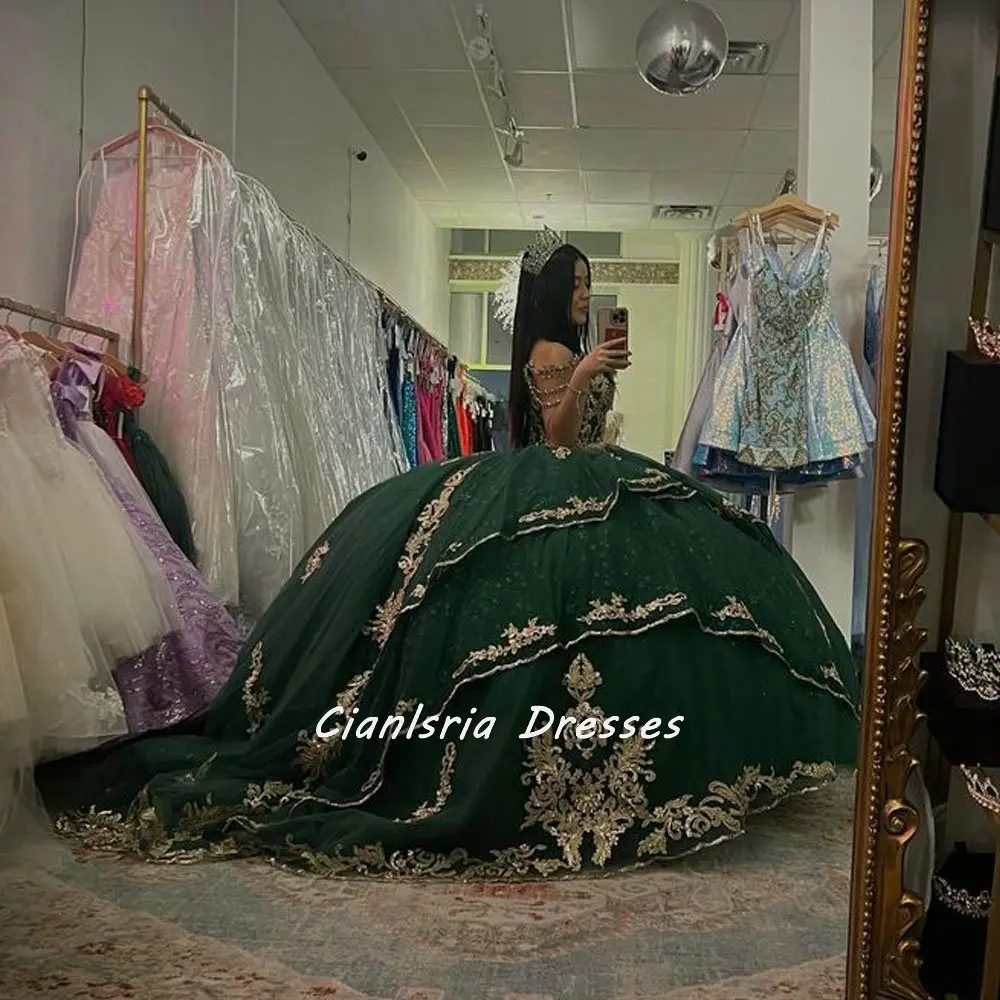 Esmeralda verde fora do ombro em camadas quinceanera vestido de baile apliques ouro miçangas cristal corset vestidos quinceañera