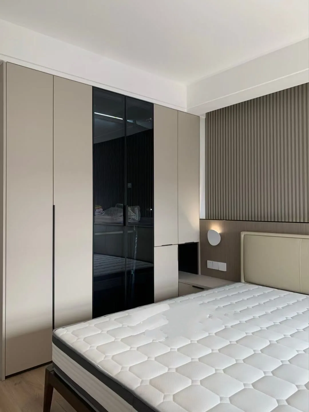 ^Hinged Solid Wood Door Panel Bedroom Wardrobe Modern Minimalist Style Skin-Touch Finish Handle-Free Bedroom Furniture