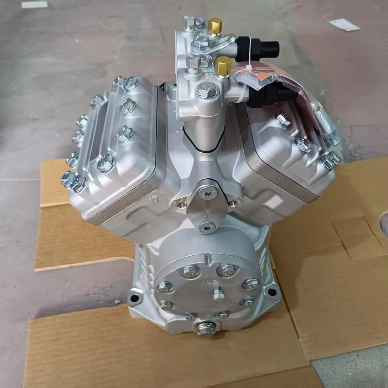 New Yuewang 24V Bus Air Conditioning Compressor FKX40/755K