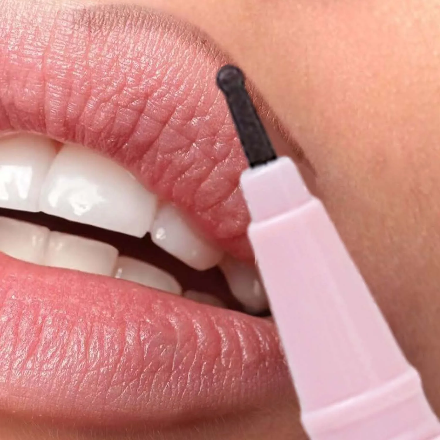 液体マットリップライナーペンシル防水持続口紅ペン速乾性非粘着カップリップライナーアウトライン唇輪郭メイクアップ