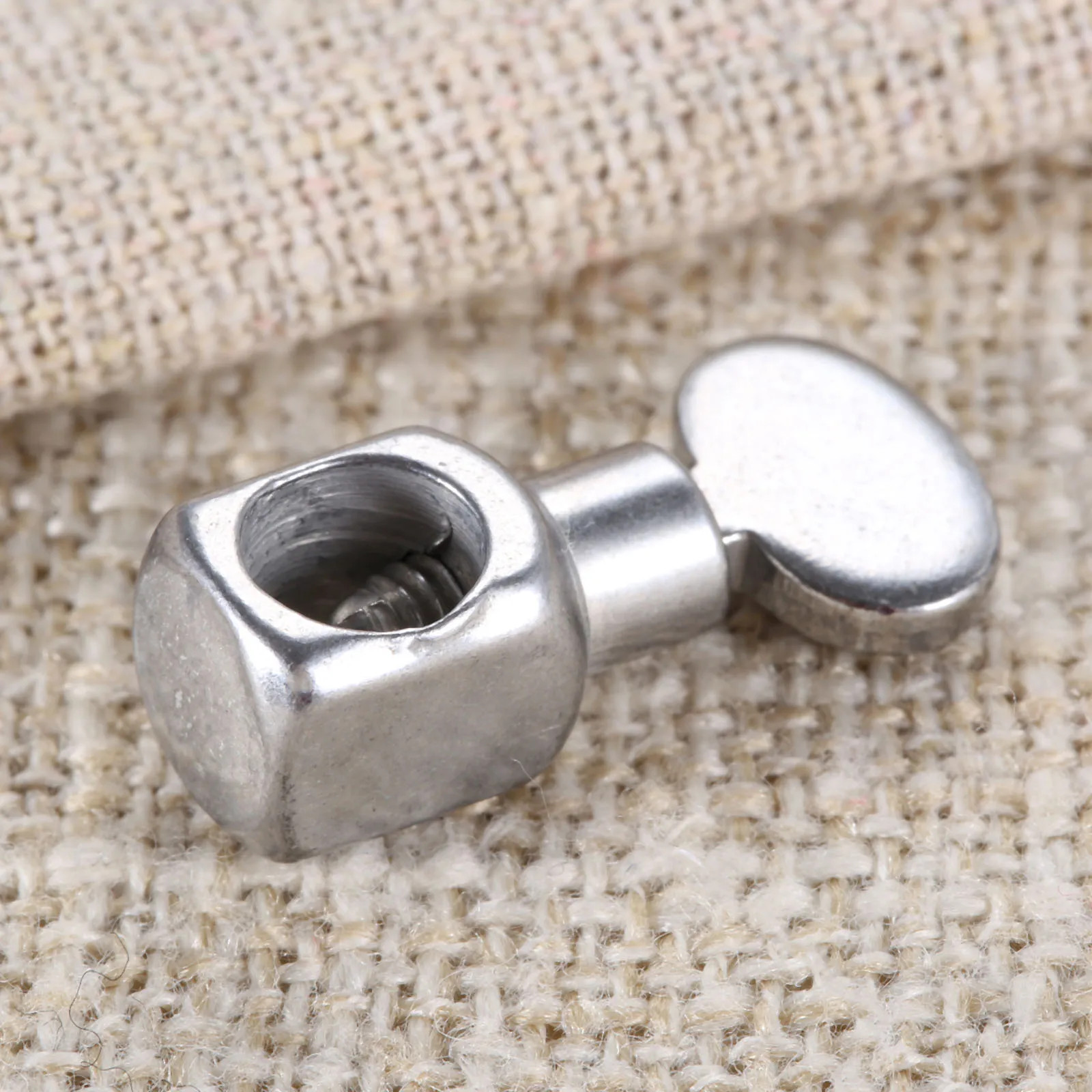2pcs โลหะเงินจักรเย็บผ้าเข็ม CLAMP สําหรับ Old-fashioned เครื่องเย็บผ้าในครัวเรือนเครื่องมืออุปกรณ์เสริม 28*8*6 มม.