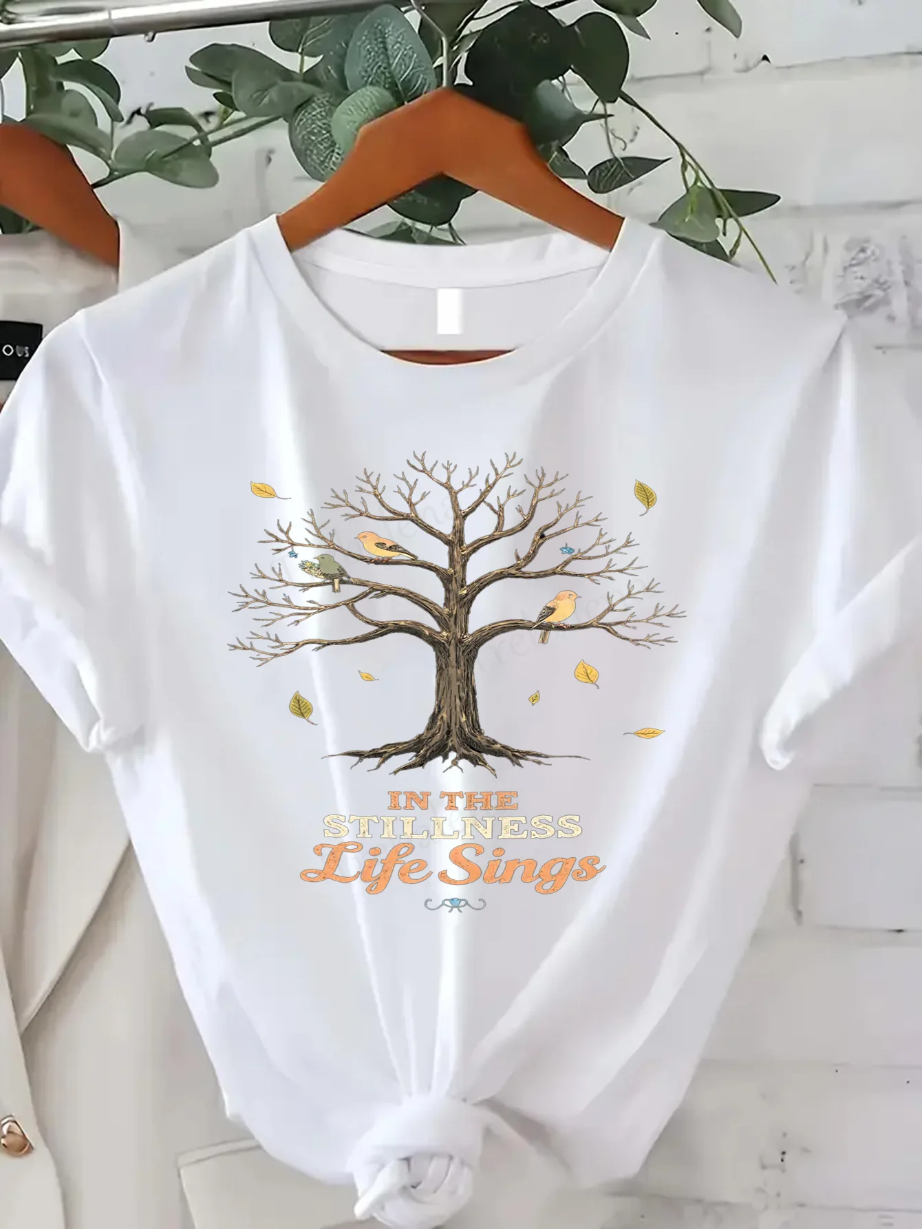 

Удобная женская футболка с принтом «Футболка «Осеннее дерево с птицами»: «В набое натриях жизни» — футболка «Любитель природы»