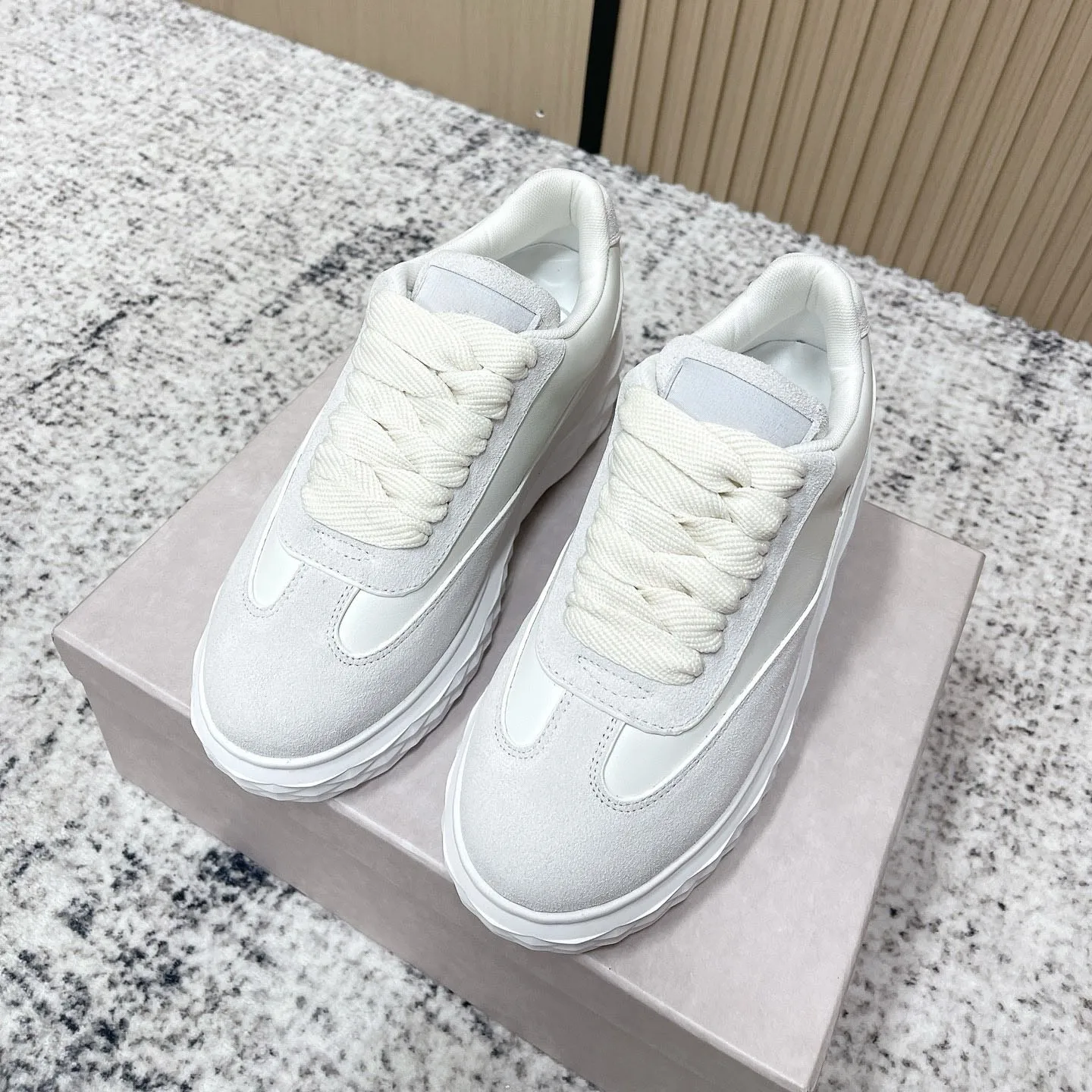 

women's casual white sneakers new craft design detail original outsole stylish versatile daily wear salt sweet style
