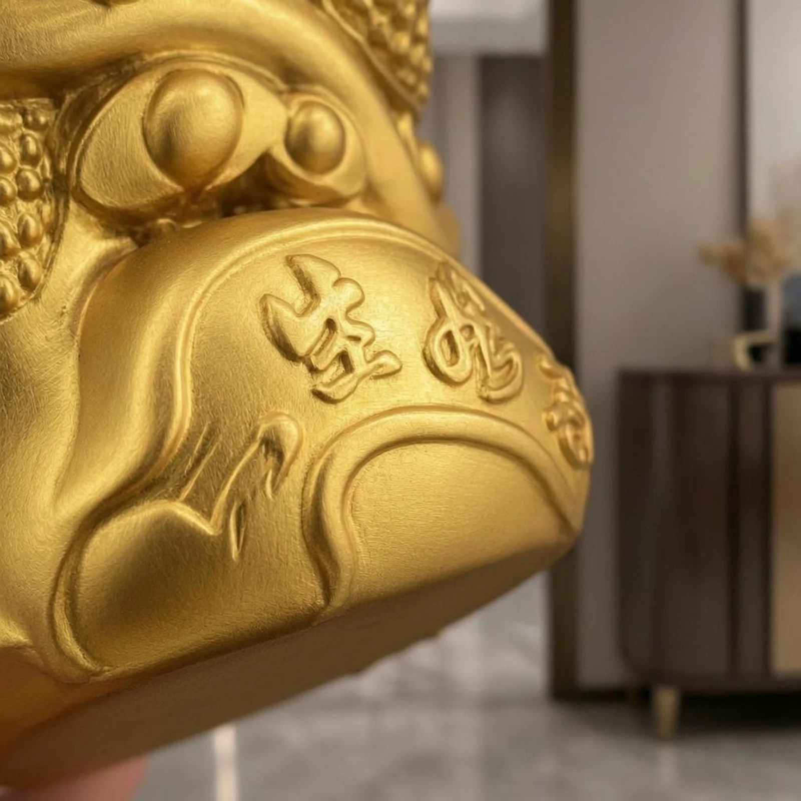 Auspicious Knot Figurine Glossy Finish Decorative Knot Statue Floral Scroll Figurine Raised Base Home Decor Fade Resistant