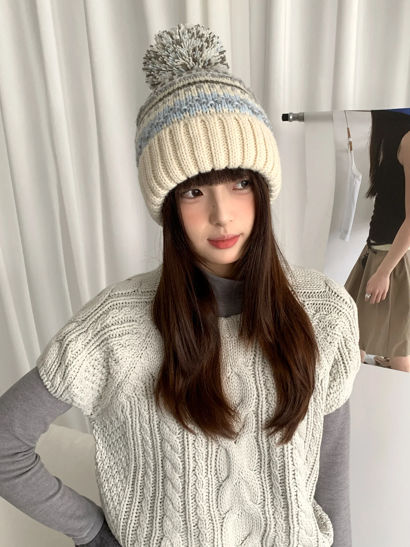 قبعة برباط على شكل كرة صوف من فير آيل؛ قبعة شتوية سميكة تغطي الأذن للنساء، عصابة رأس دافئة ومقاومة للبرودة #5