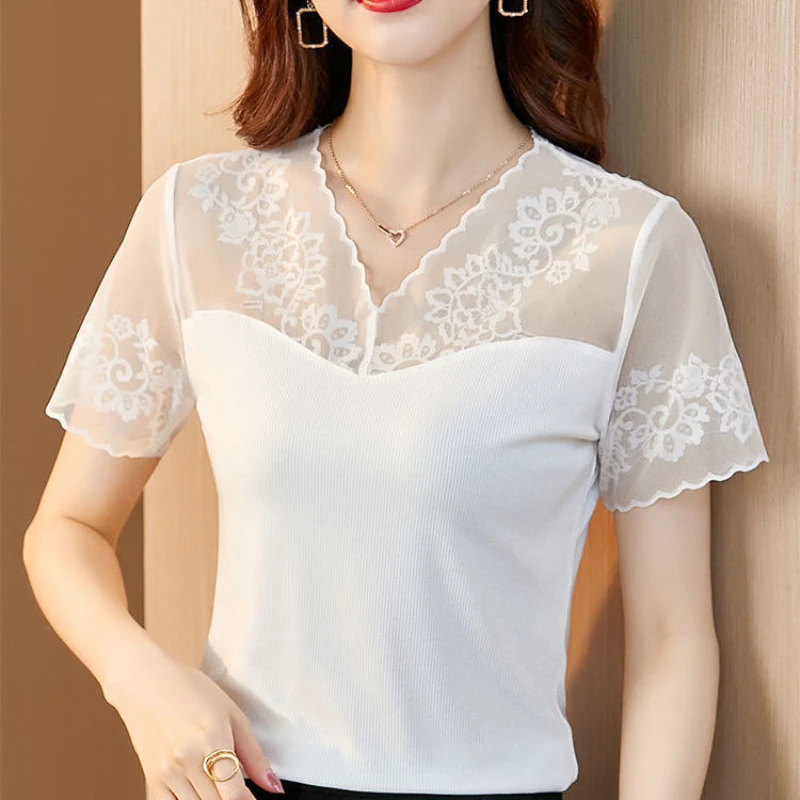 2023 Women\'s Summer Solid Color New V-neck Lace Panel Hollowed-out Short-sleeved T-shirt Fashion Slim Commuter Korean Pullover