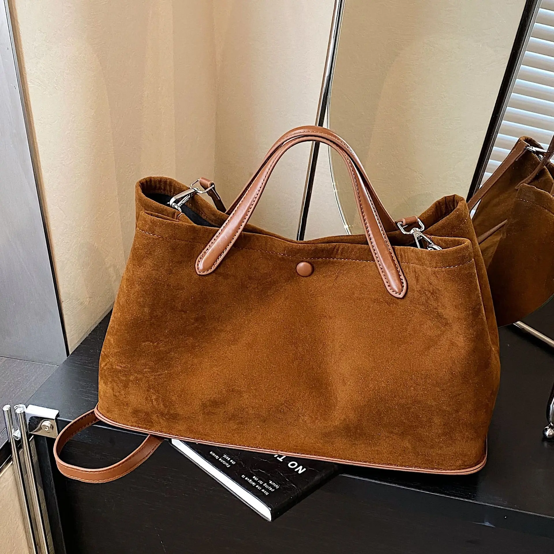 الخريف الشتاء بولي متجمد حمل حقيبة للنساء نسيج بسيط جلدية سعة كبيرة حقائب التنقل الفرنسية الرجعية حقيبة كروسبودي