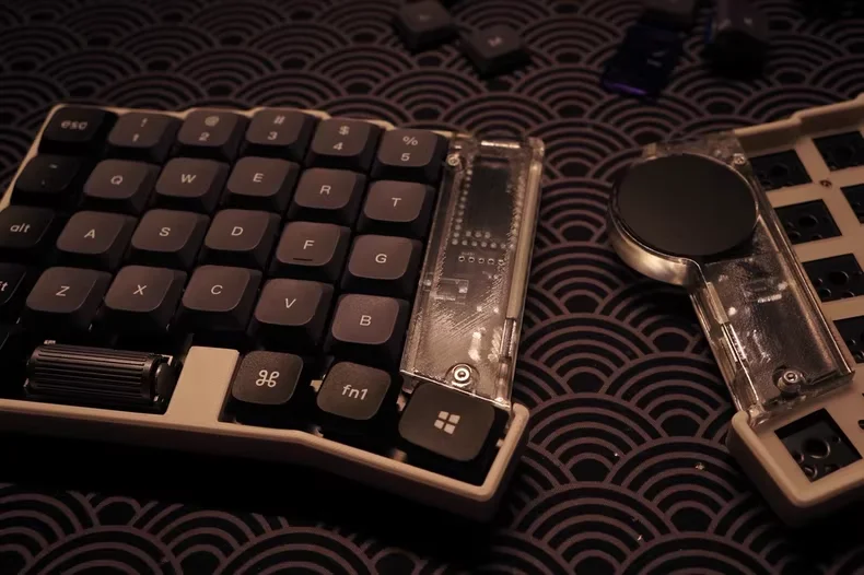 Low Profile Split Keyboard with Cirque Touchpad Encoder CNC Aluminum Case Hotswap Kailh Choc V2 Horn Keyboard Ergonomic