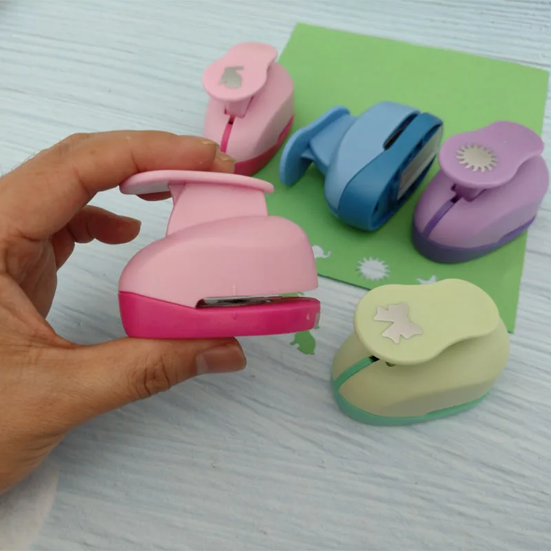 24PCS Hole Punch DIY Embossing Cutter Scrapbooking Machine Child Paper Cutting Cutter Random Pattern Color 11-15mm Cut Out Size