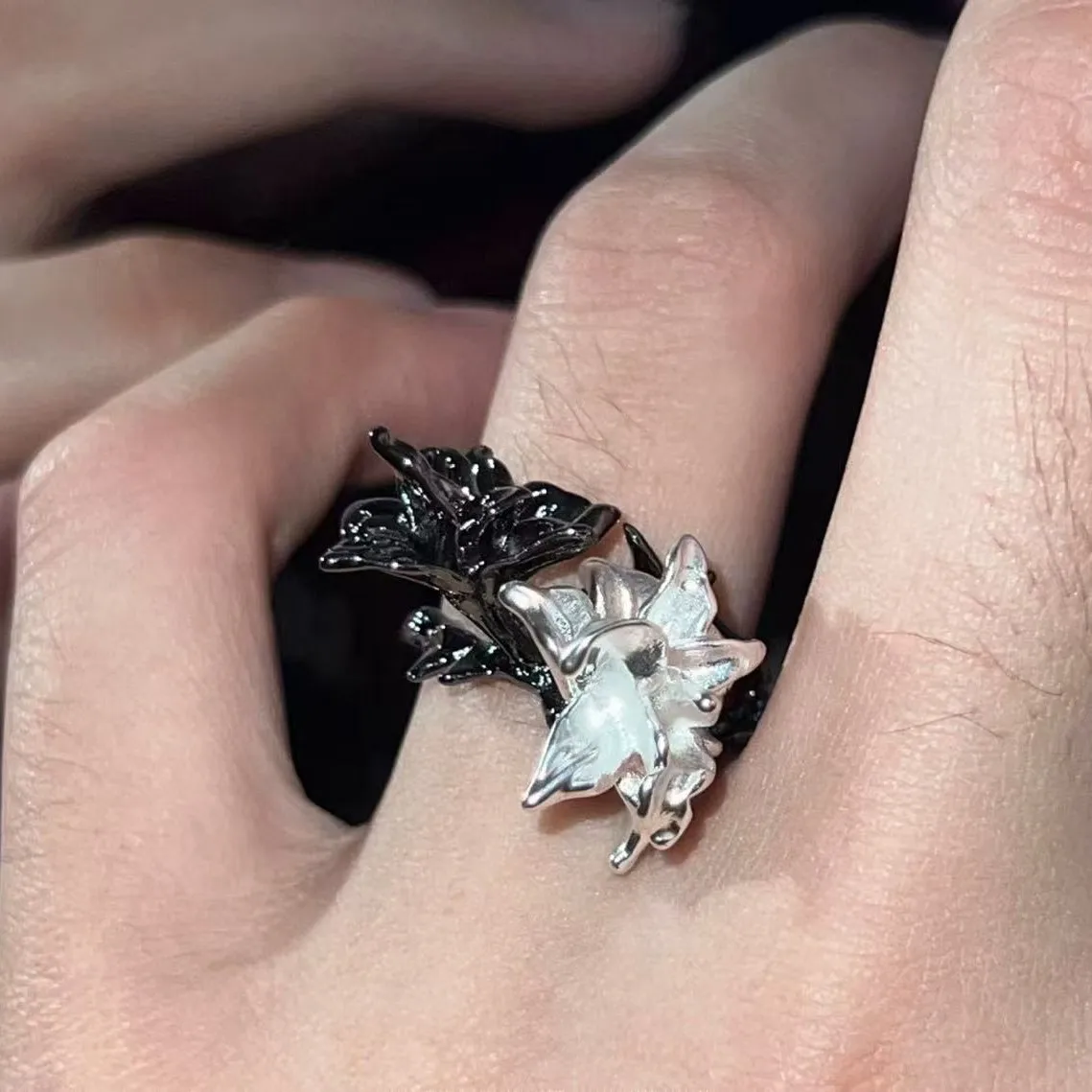 Retro black and white twin flower ring for women with niche design high-end light luxury ring versatile index finger ring