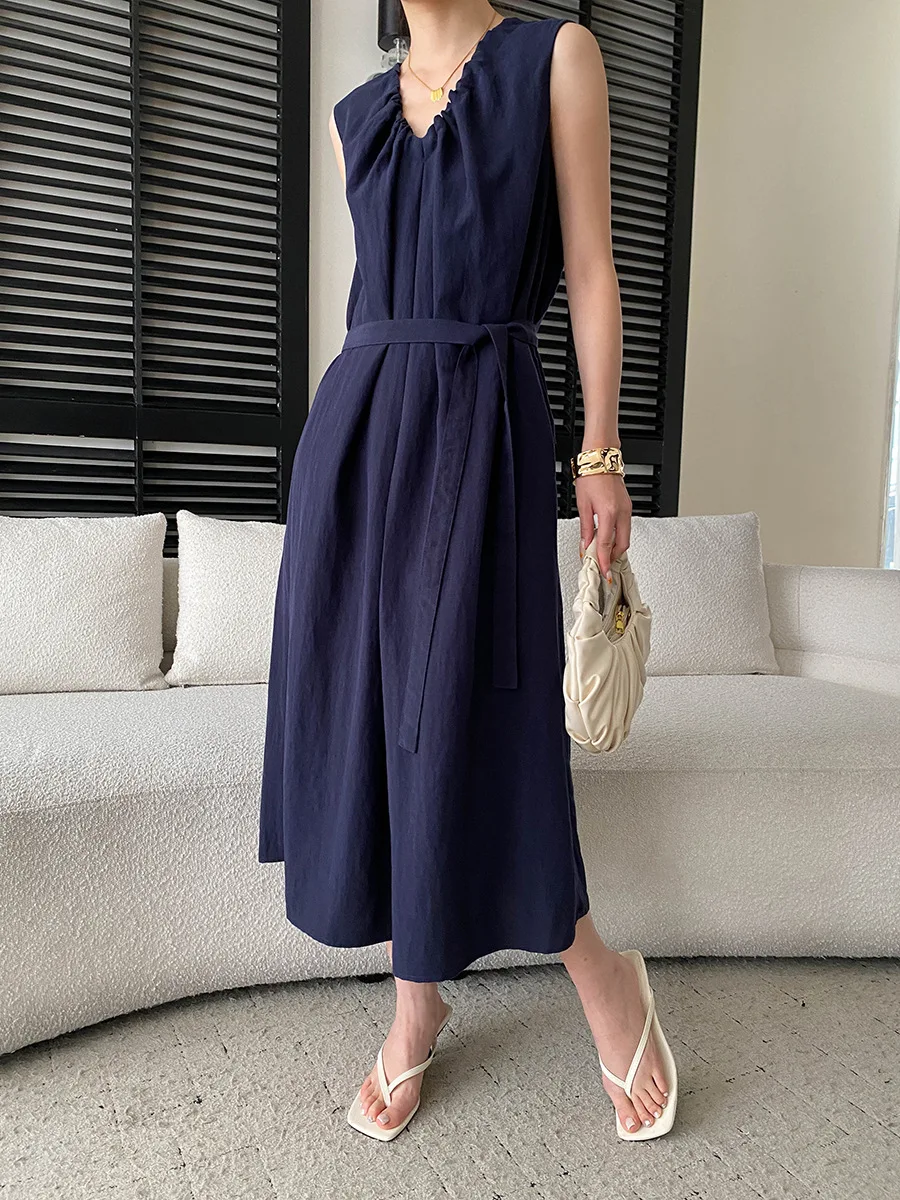 Sommerliches Damenkleid in unifarbenem, plissiertem Design mit V-Ausschnitt, Schnürung an der Taille und schlankmachendem, ärmellosem Schnitt. – Detail 29