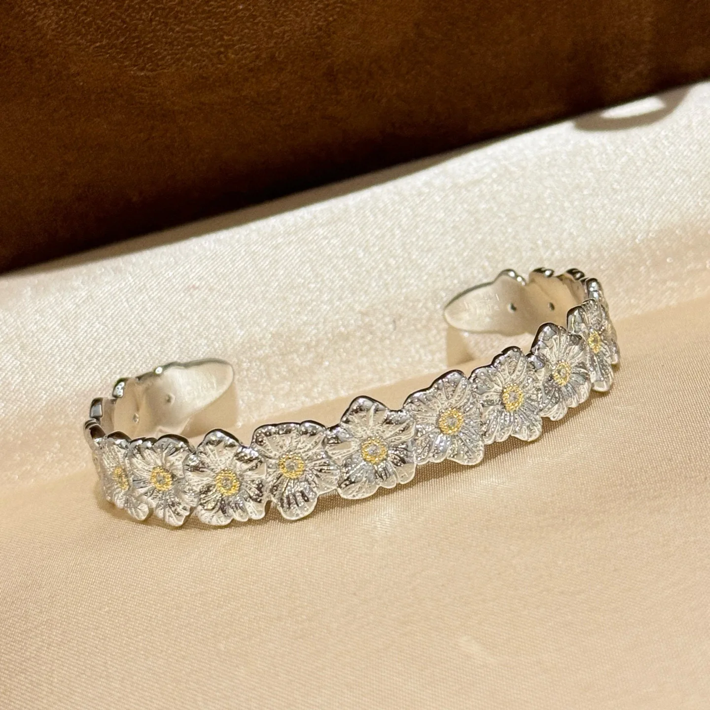 

100% стерлингового серебра 925 пробы, матовый блеск, гладкая поверхность, браслет с маленькой ромашкой для женщин, ювелирные изделия