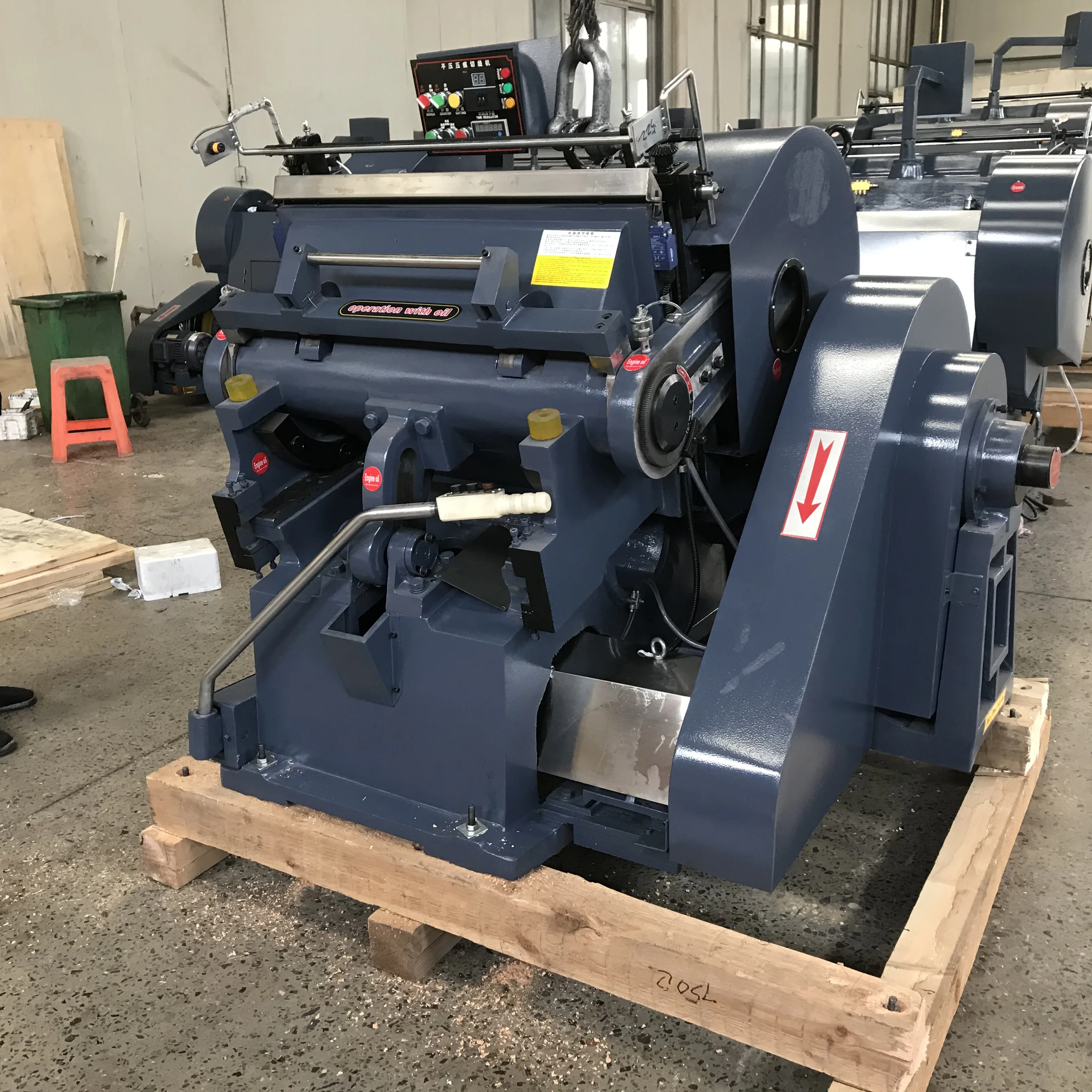 Máquina manual de corte e vinco de papel