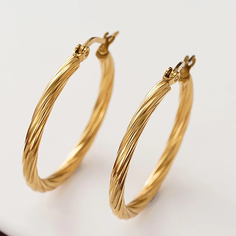 Huitan Einfache Kreisförmige Edelstahl-Creolen für Damen, Modisches Vielseitiges Accessoire für Party und Alltag, Damenschmuck
