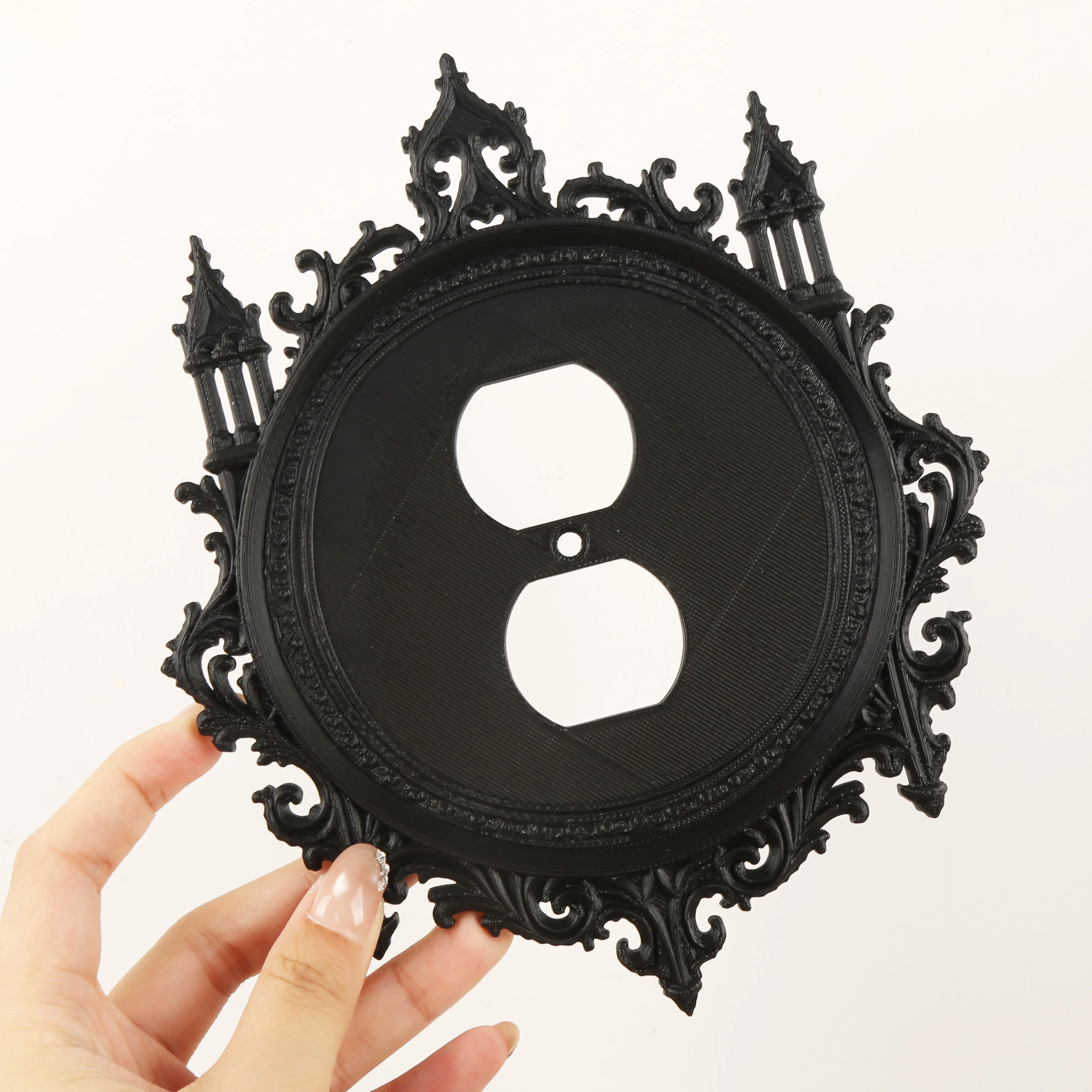 Cross‑border European Castle Carved Switch Plate Vintage Rococo Hollow Floral Wall Socket Decorative Cover for Home