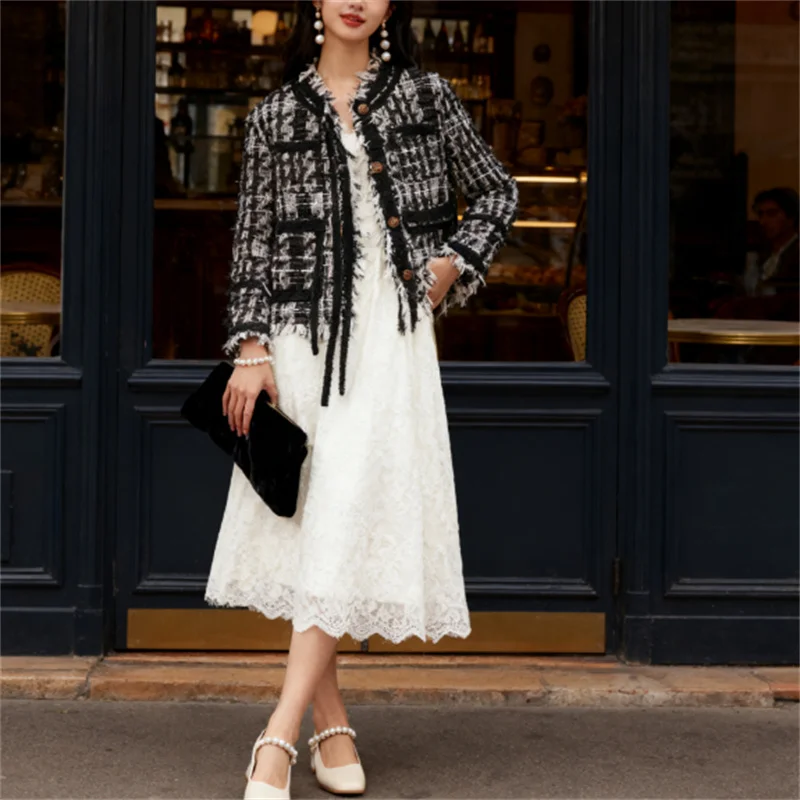 

The short jacket with a tweed knitting style for autumn 2025 fashion trends features classic inspired design elements.