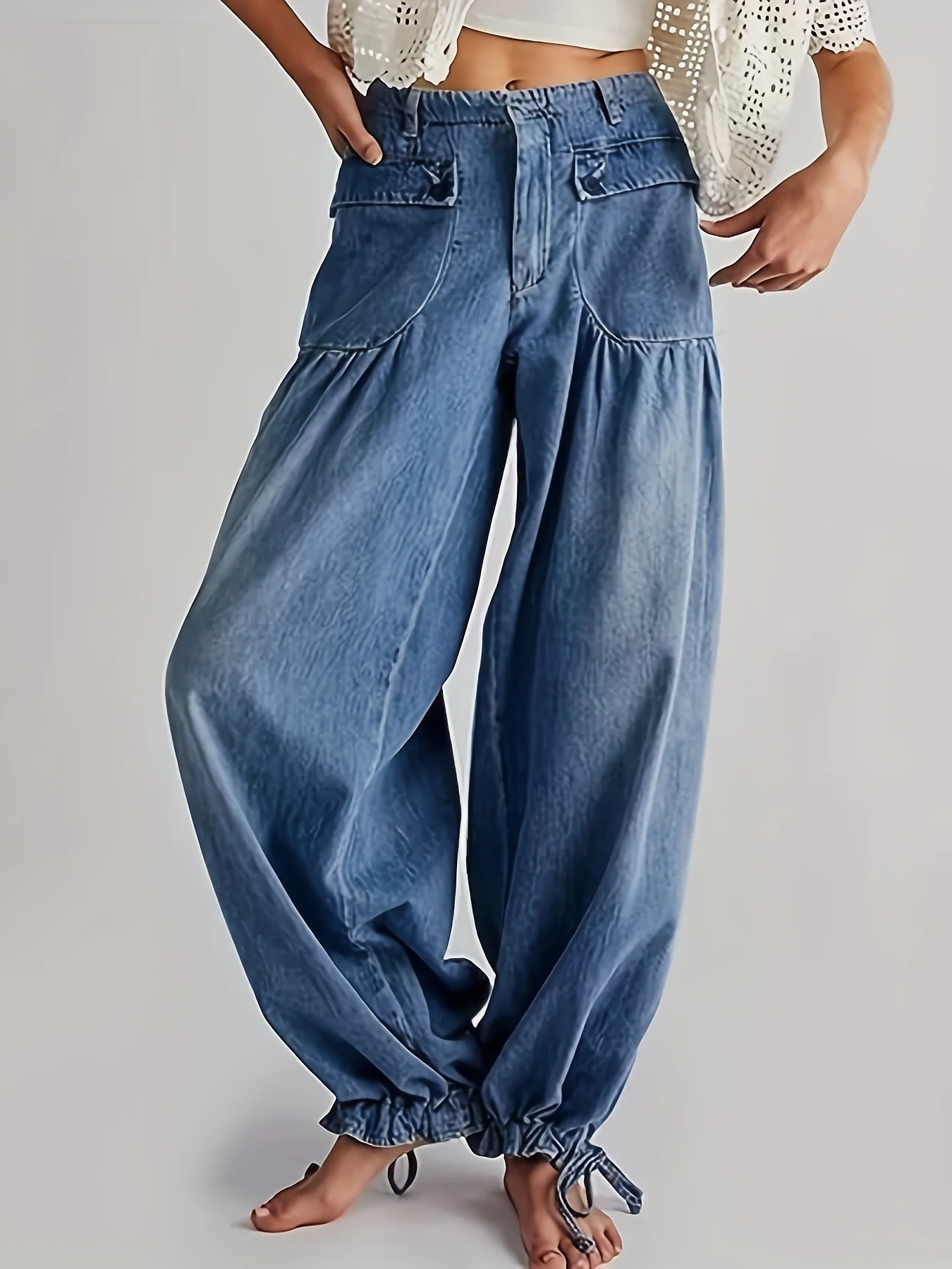 

Женские свободные широкие джинсы светло-голубого цвета с высокой талией, большим карманом и кружевными манжетами на щиколотке на шнурке