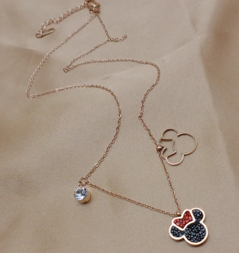 

Designer Mickey Mouse head necklace, rose gold and diamond-encrusted clavicle chain, fashionable and luxurious.