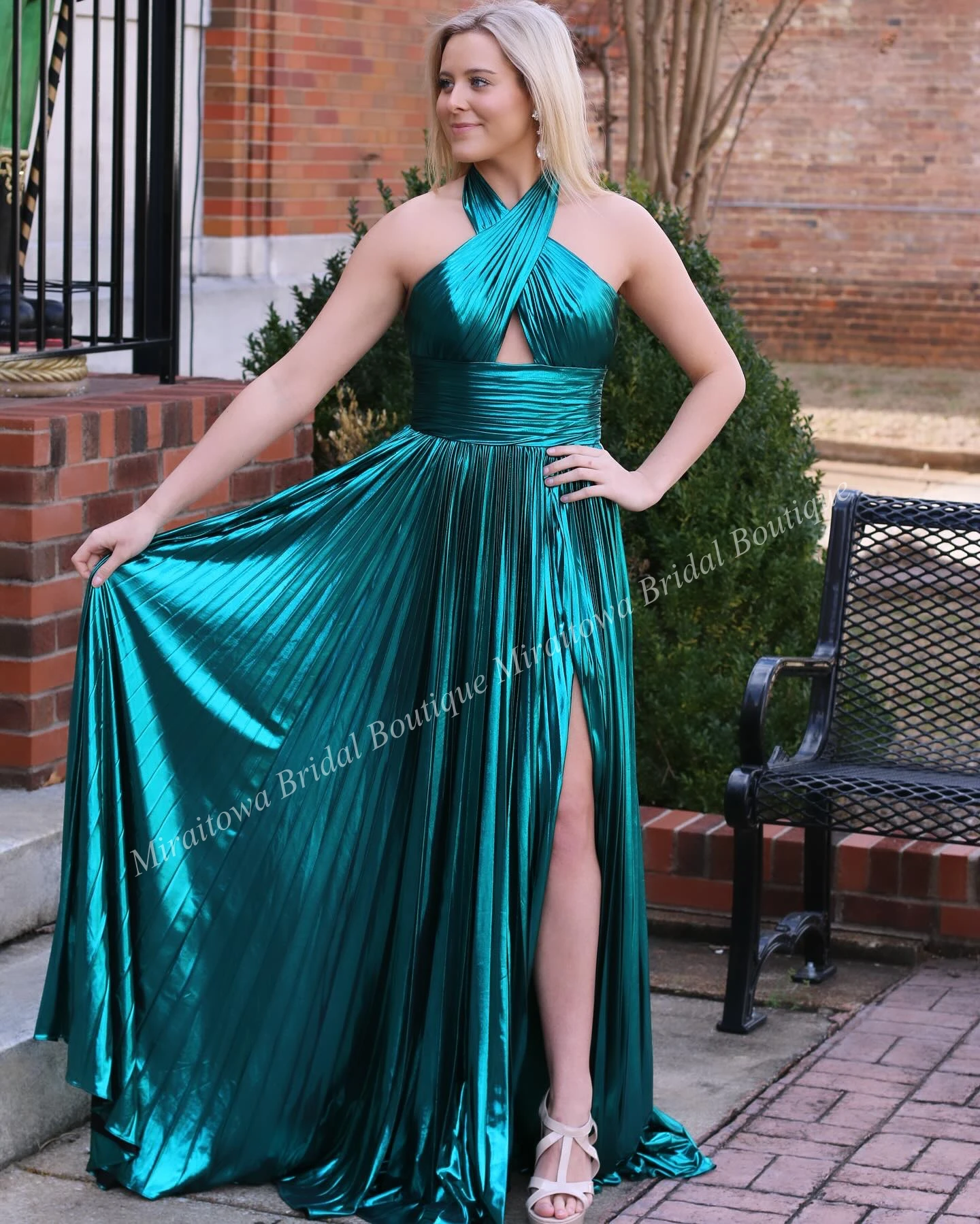 Criss-Cross Halter Metallic Prom Dress Keyhole Slit Winter Formal Evening Party Gown Special Occasion Pageant Golden Globe Award