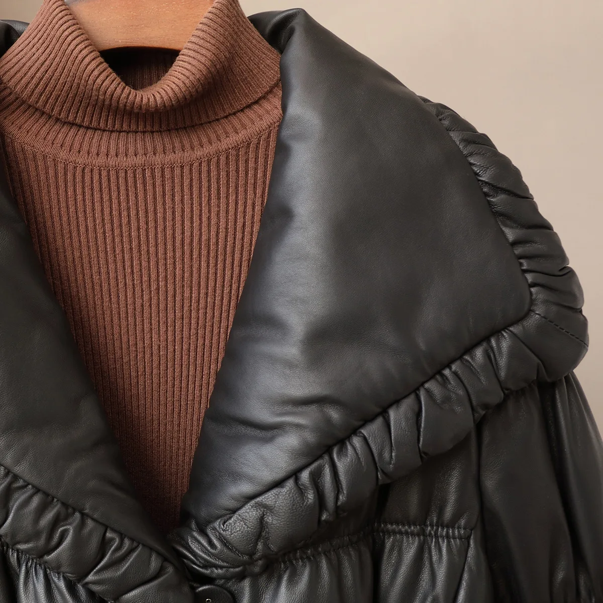 Giacca lunga in pelle di pecora da donna nuova primavera 2025 Cappotto in piuma di pelle di oca bianca al 90%