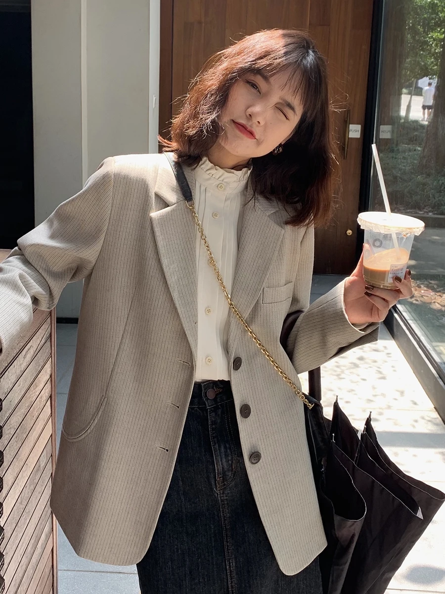 

Весенний трендовый женский пиджак из высококачественной ткани, повседневный, с длинными рукавами, в полоску, на одной пуговице