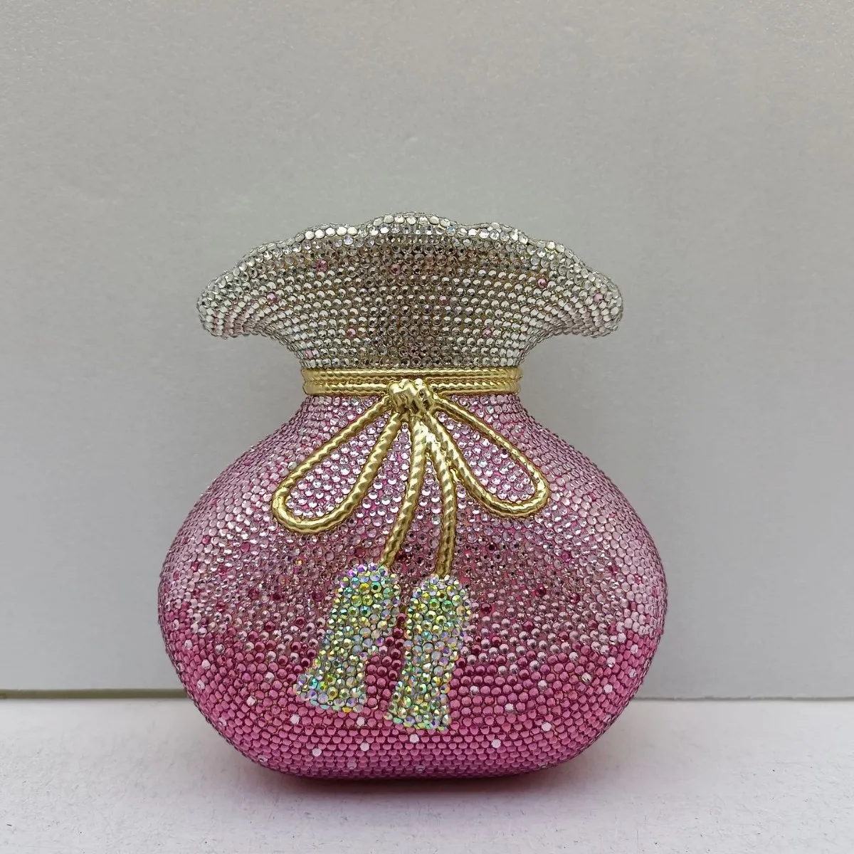 

Новая вечерняя сумка, металлическая сумка с плоским дном и стразами, сумка для ужина, маленькая сумка с полным покрытием стразами, клатч с бриллиантовой отделкой.