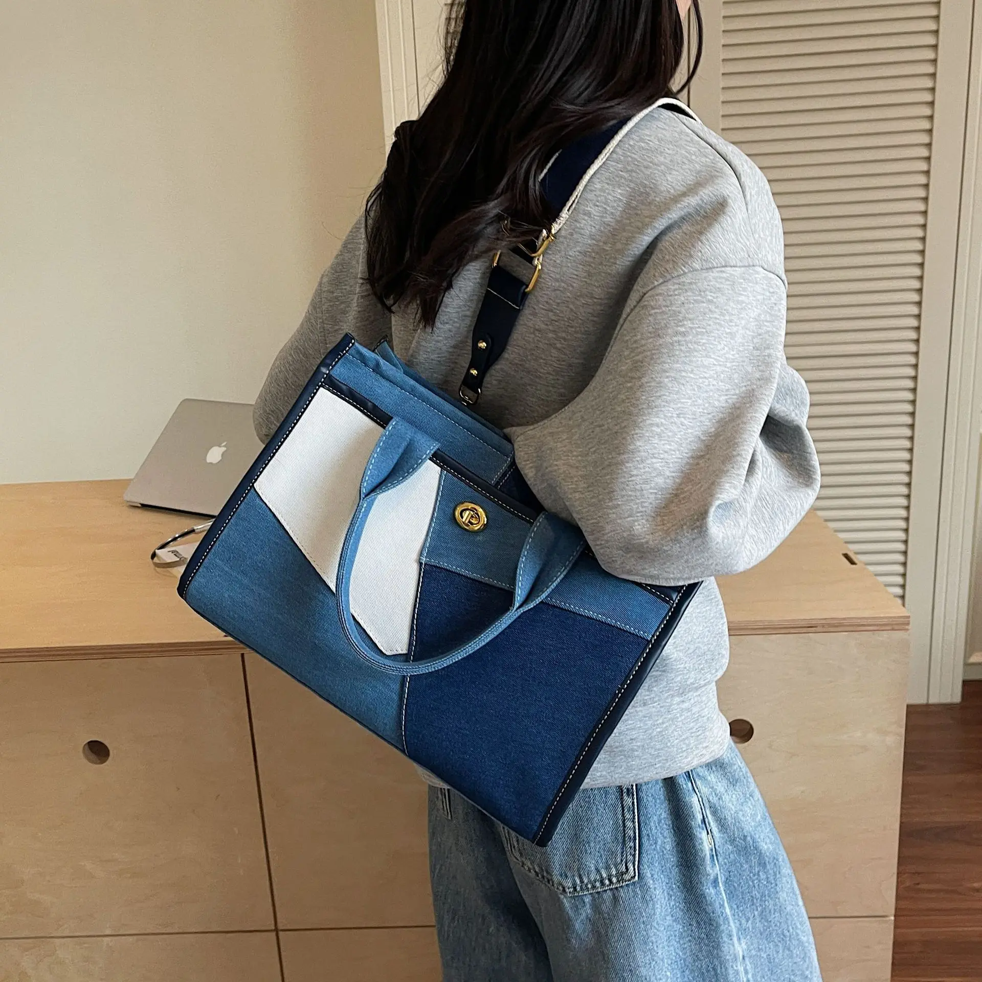 

2023 Новая джинсовая сумка-тоут с цветными блоками для женщин, кошелек через плечо большой вместимости, повседневная лоскутная сумка, универсальная стильная сумка