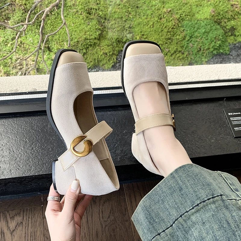 2025 جديد مريح وغير رسمي المرأة المخملية الجديدة بلازا تو جامعة نمط مضخة عادية موضة مشبك خفيف أحذية عالية الكعب