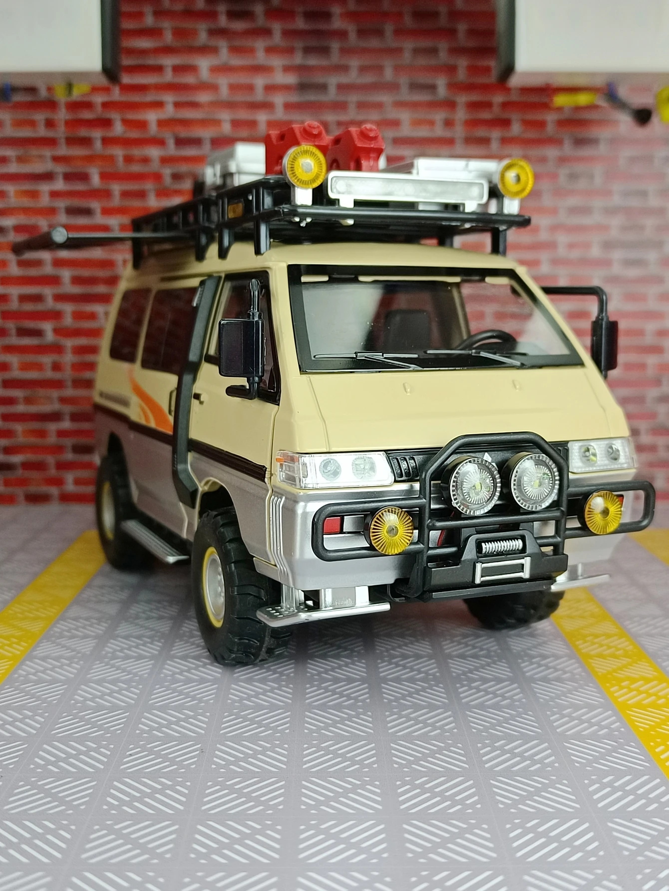 Modèle de voiture en alliage d'extérieur 1:24, van de camping acousto-optique, voiture jouet pour enfants pouvant être offerte comme cadeau d'anniversaire à des amis