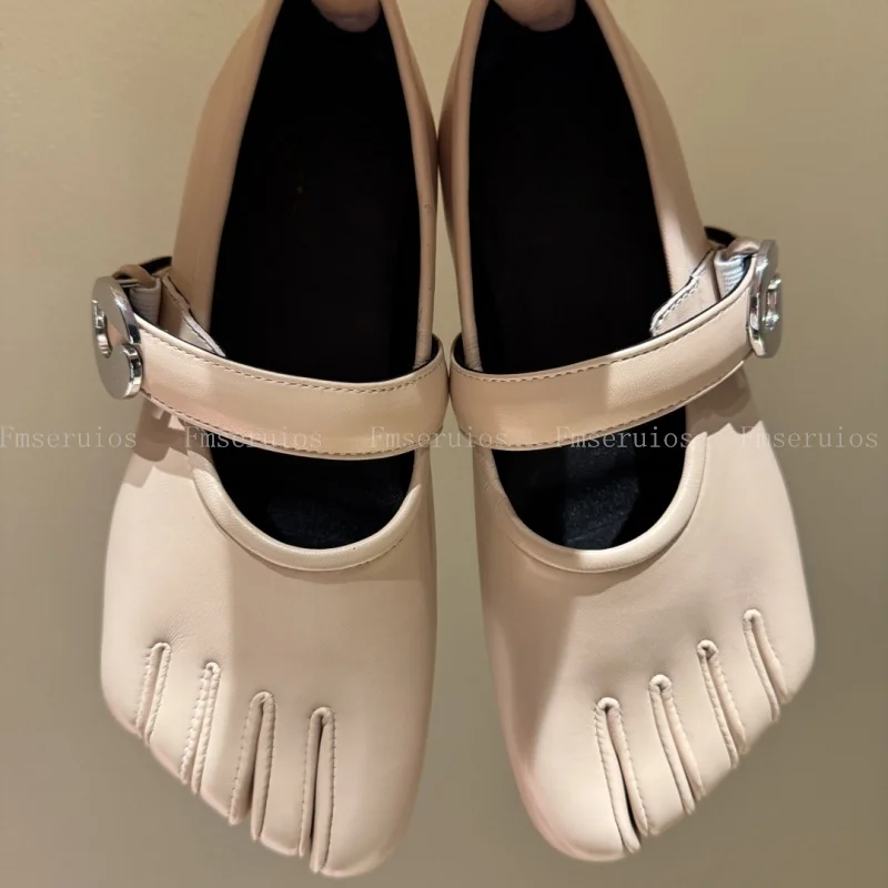 

Новые женские балетки на плоской подошве с раздельным носком, натуральная кожа, металлическая пряжка, декор со стразами, модный дизайн, повседневная обувь, универсальная обувь