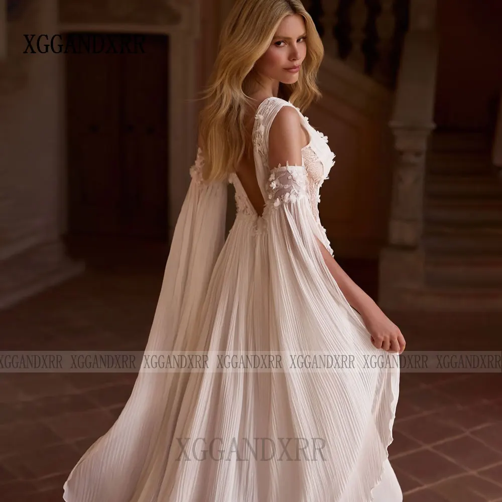 Elegancka suknia ślubna w kształcie litery A na zamówienie, kolekcja 2026, głęboki dekolt w serek, rękawy typu peleryna, aplikacje z koronki, zdobienia z koralików i kwiatów, suknia ślubna dla kobiet z trenem typu sweep.