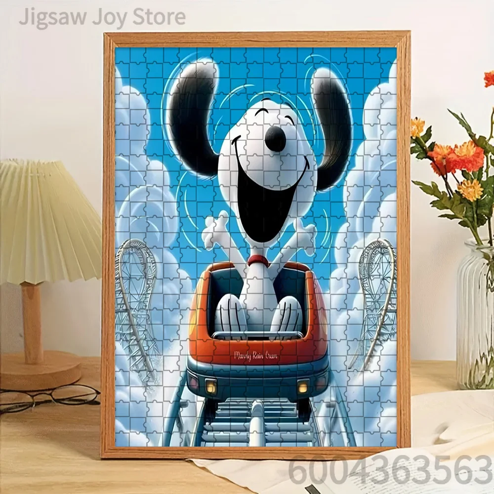 Rompecabezas de papel: Snoopy feliz montando en una montaña rusa con cielo azul y nubes en el fondo, arte para estimular el cerebro