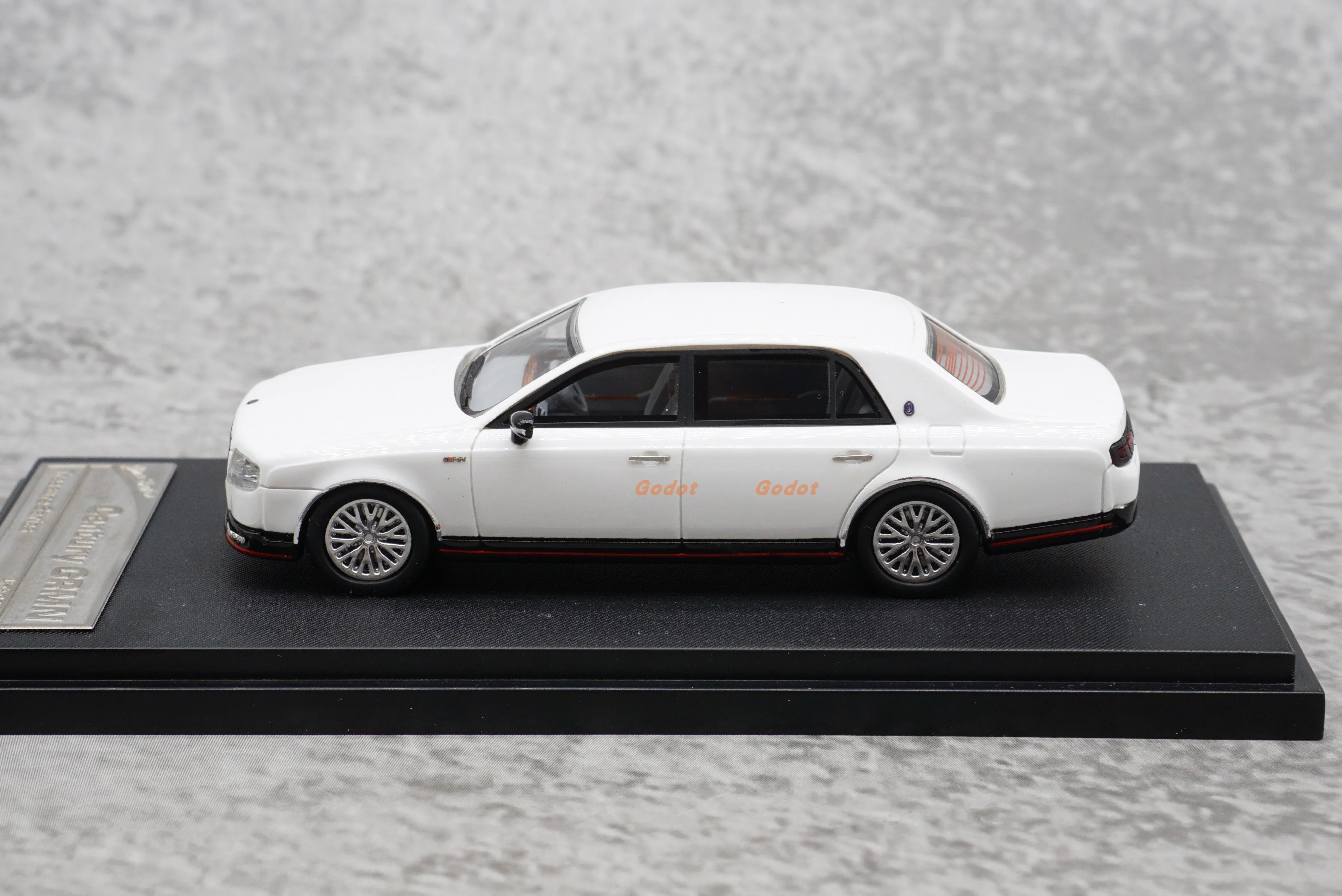 1:64 Stance SH Nuovo giocattolo di decorazione per auto modello in resina Toyota Century di fascia alta