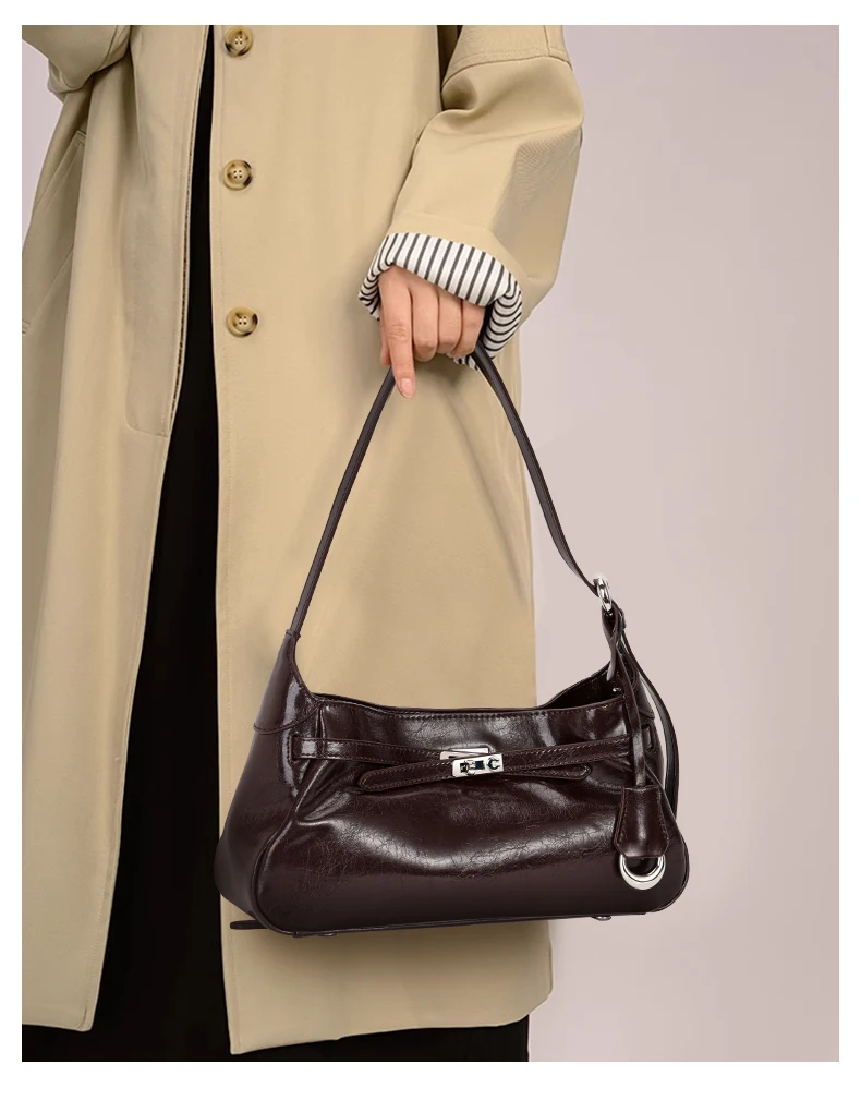 Aidrani Damen-Schultertasche aus echtem Rindsleder mit Anhänger, geräumige Crossbody-Reisetasche im Hobo-Stil – Detail 3